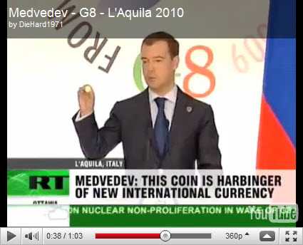 Медведев на G8 демонстрирует монету 